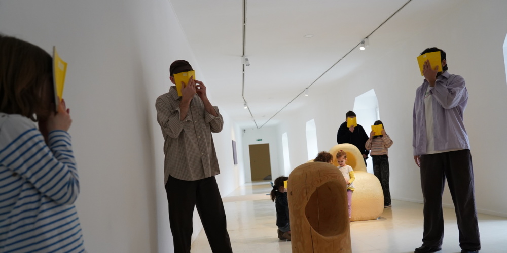 In Bücher summende Menschen in der Stadtgalerie