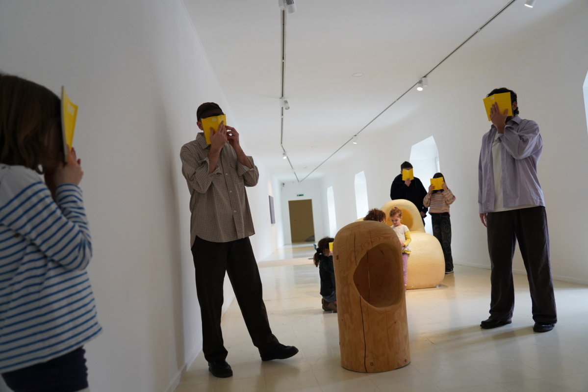 In Bücher summende Menschen in der Stadtgalerie