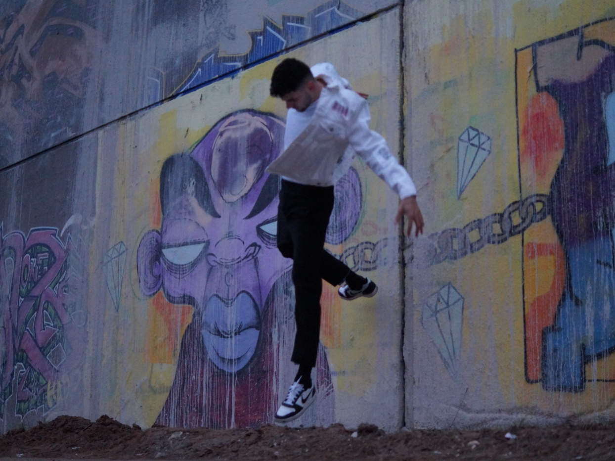 Tänzer vor Graffiti Wand