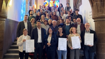 Symbolische Übergabe von Förderbescheiden an die Gemeinwesenarbeit mit OB Conradt (vorne, 2.v.l.), Regionalverbandsdirektorin Dr. Carolin Lehberger (vorne, 3.v.l.) und Diakonie-Geschäftsführer Matthias Ewelt (vorne, rechts) Image