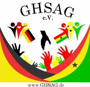 Schriftzug mit Fahnen von Deutschland und Ghana mit stilisierten Figuren auf weißem Grund Schriftzug mit Fahnen von Deutschland und Ghana mit stilisierten Figuren auf weißem Grund