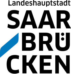 blaues Saarband neben dreizeiliger schwarzer Schrift "Saarbrücken", darüber Landeshauptstadt blaues Saarband neben dreizeiliger schwarzer Schrift "Saarbrücken", darüber Landeshauptstadt