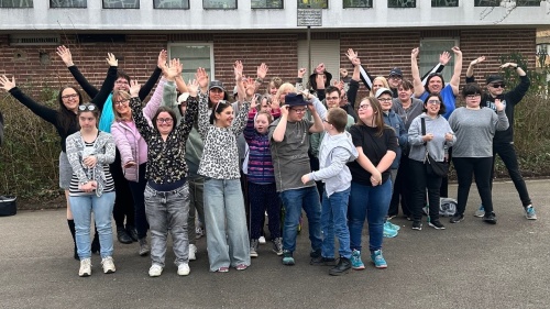 Inklusionsmusical Lebensträume Eine Gruppe junger Menschen jubelt mit hochgestreckten Armen