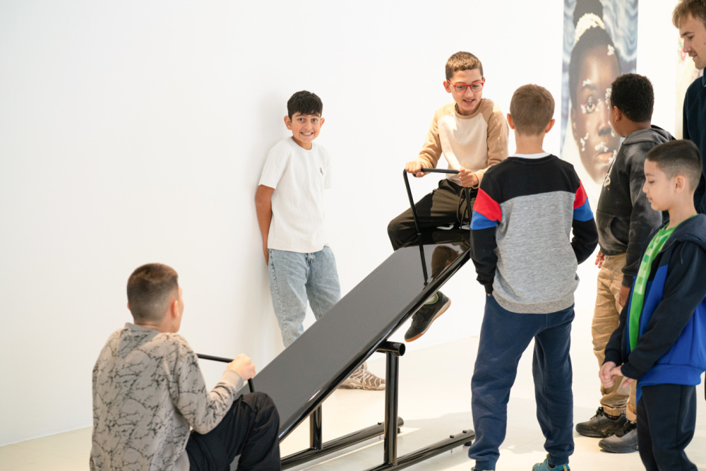 Eine Gruppe von Kindern wippt