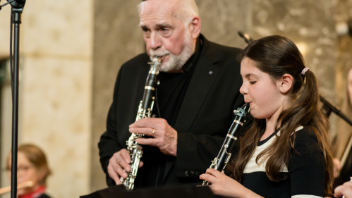 Ein Orchester spielt in einer Synagoge