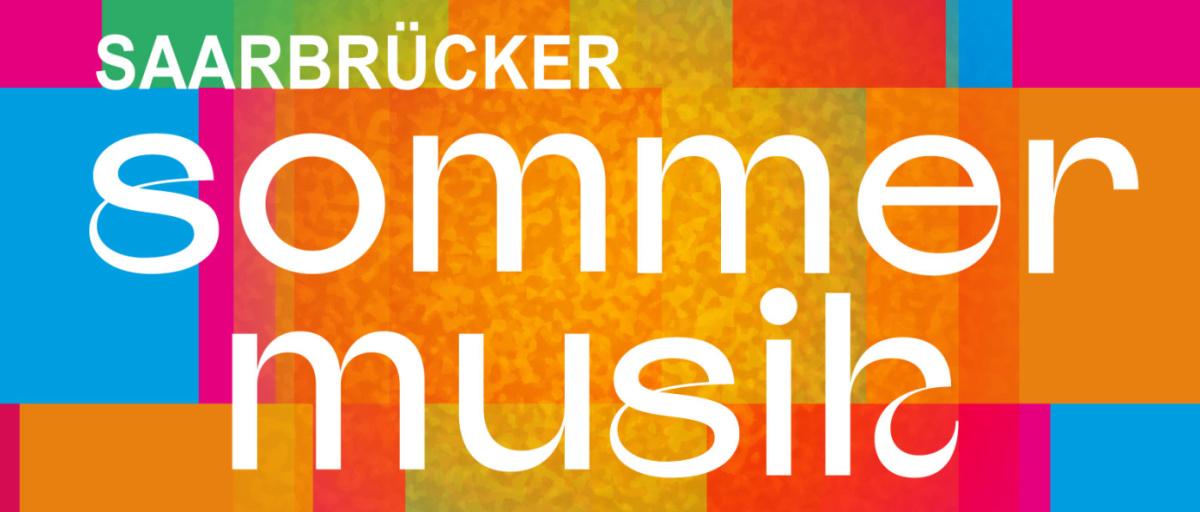 Saarbrücker Sommermusik 2026 Cover Schriftzug "Saarbrücker Sommermusik" vor buntem Mosaikhintergrund