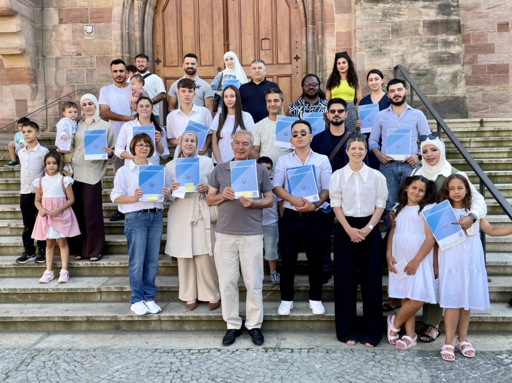 Einbürgerungsfeier 13. August 2026 Menschen auf der Rathaustreppe nach der Einbürgerungsfeier
