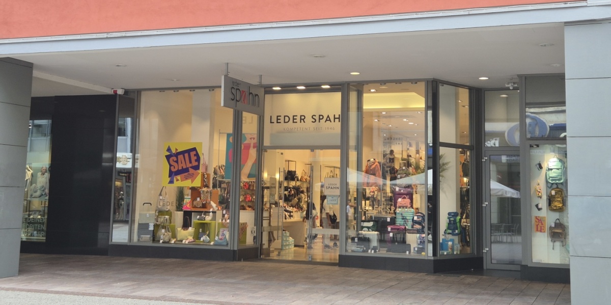 Dekoriertes Schaufenster von Leder Spahn in der Bahnhofstraße Saarbrücken.