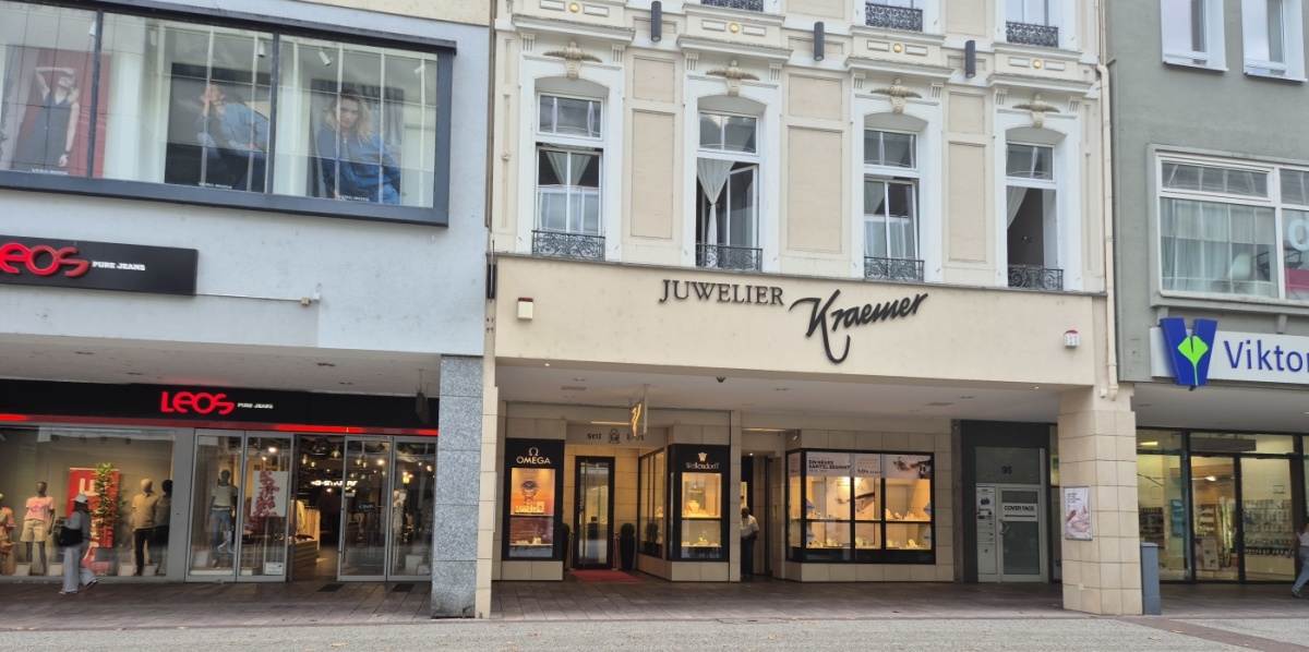 Sicht auf Juwelier Kraemer in der Saarbrücker Bahnhofstraße mit beleuchteten Schaufenstern.