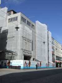 Umbau des ehemaligen Warenhauses Sinn Leffers zu Primark im Jahr 2011. Primark wird auf Schildern angekündigt.