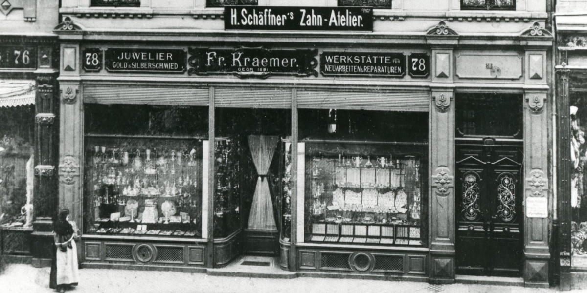 Schwarz-weiß Aufnahme des Geschäftshauses von Juwelier Kraemer in der Bahnhofstraße, um 1900.