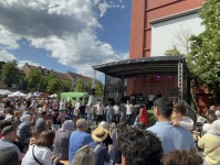 Viele Menschen tanzen vor der Bühne.
