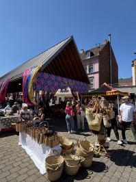 Vor dem Markt stehen geflochtene Körbe.