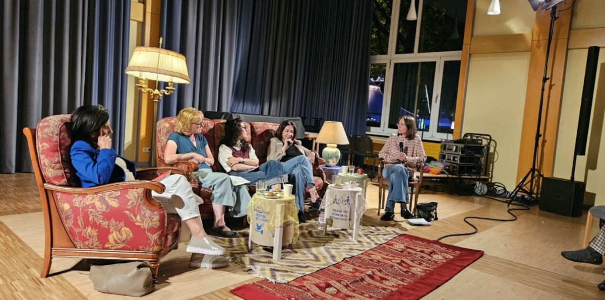 Frauen sitzen in Sesseln und diskutieren angeregt miteinander