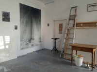 Ein großes Bild in schwarz weiss hängt an der Atelierwand