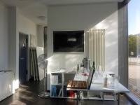 Ein schwarzes Bild hängt an der Wand vor dem Sektempfang