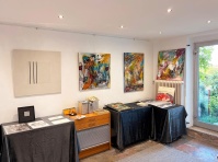 Drei bunte Bilder an der Wand im Atelier