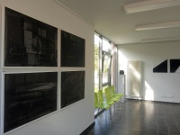 schwarze Bilder an der Wand im Kulturverein