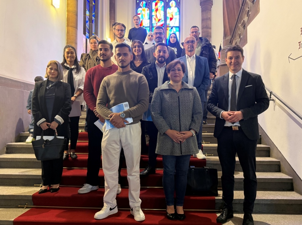 Einbürgerungsfeier 15. Oktober 2026 Menschen auf der Rathaustreppe nach der Einbürgerungsfeier